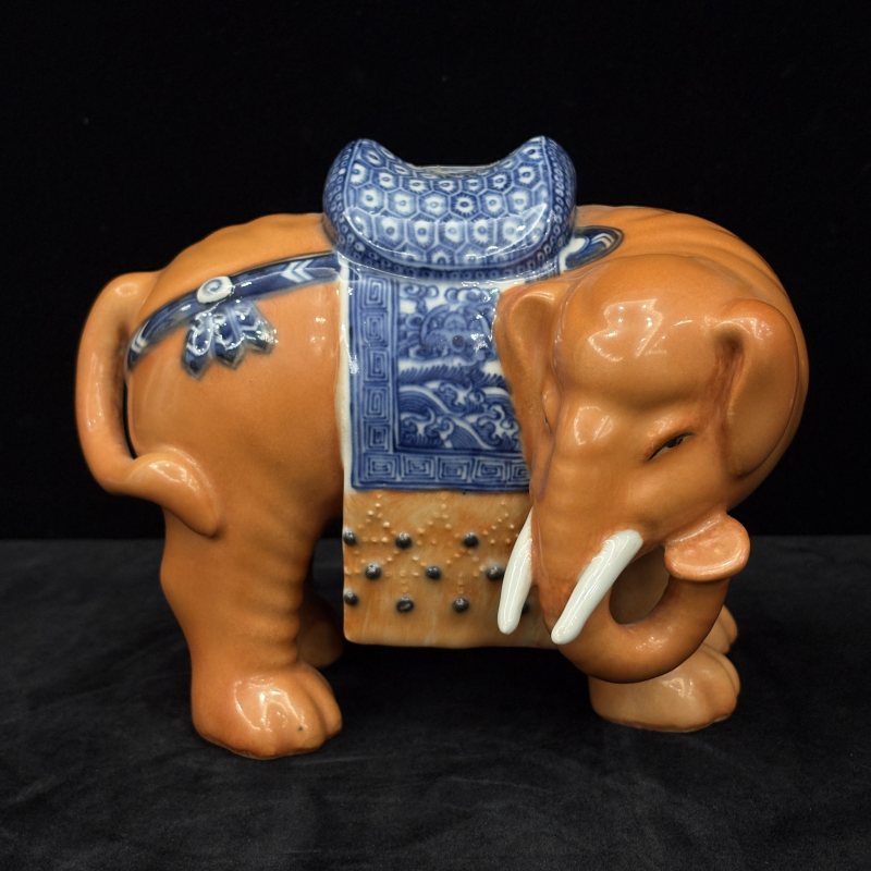 清 珊瑚红地青花大象立件一对 - 图3