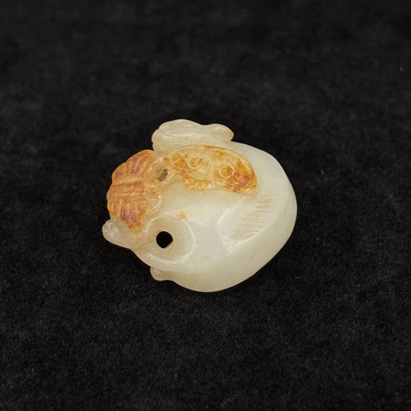 清 白玉留皮镂雕猫蝶纹挂件 - 图3
