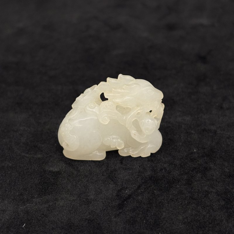 清 白玉留皮松鼠葡萄 白玉鹿衔灵芝两件 - 图5