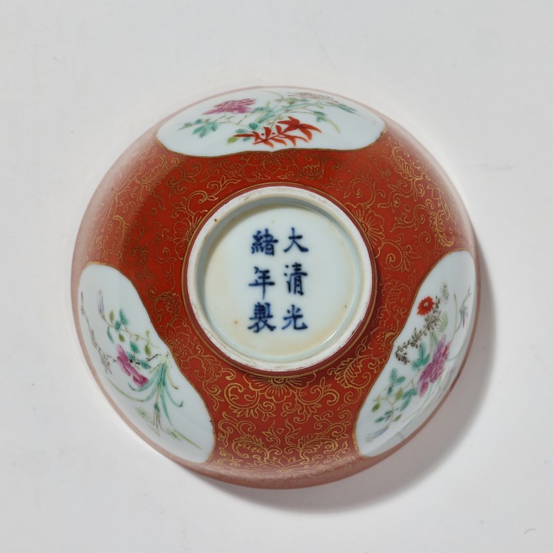 清光绪 珊瑚红地描金开窗花卉纹碗 - 图7
