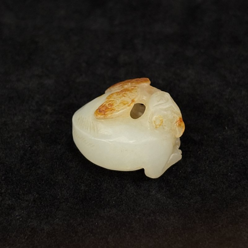 清 白玉留皮镂雕猫蝶纹挂件 - 图4