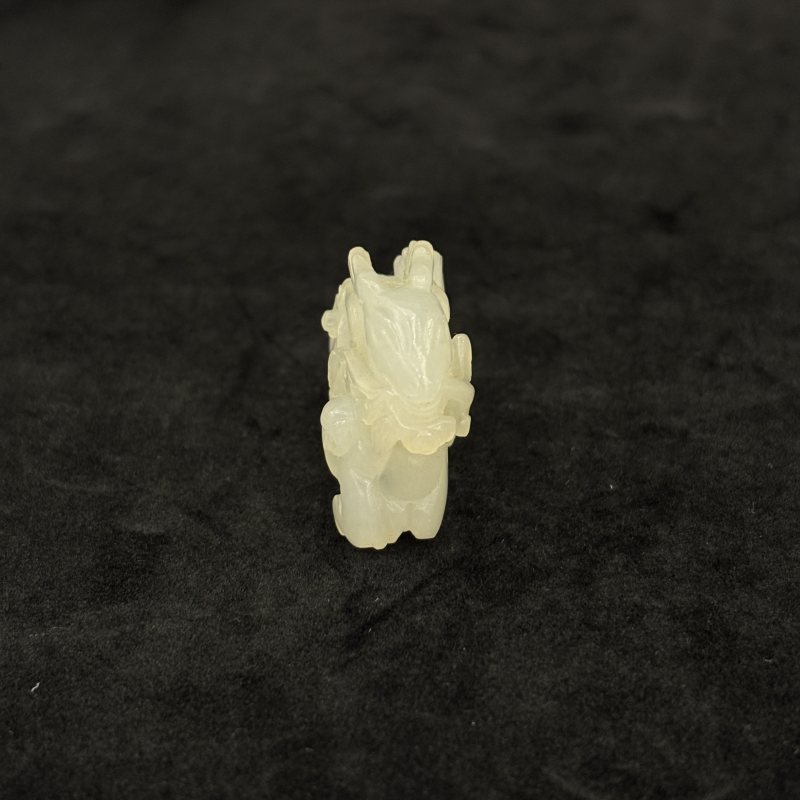 清 白玉留皮松鼠葡萄 白玉鹿衔灵芝两件 - 图6