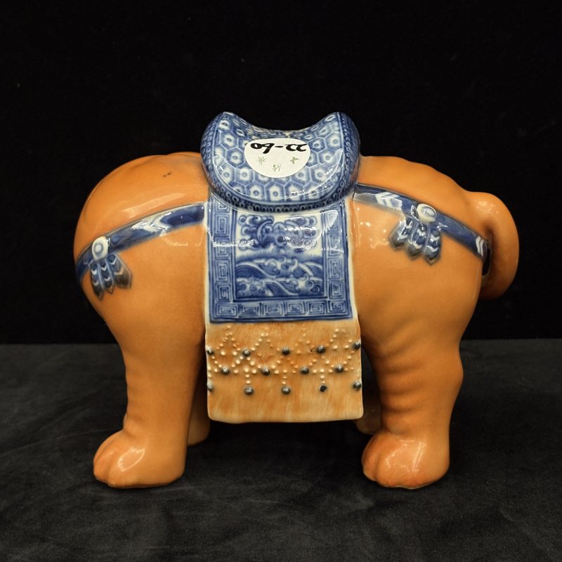清 珊瑚红地青花大象立件一对 - 图5