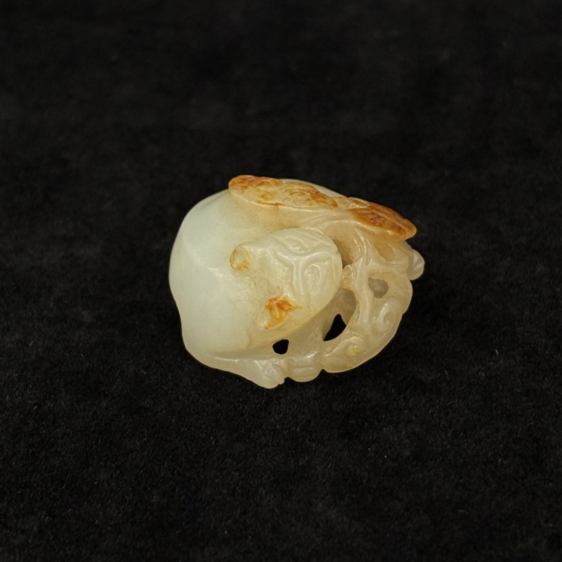 清 白玉留皮镂雕猫蝶纹挂件 - 图5