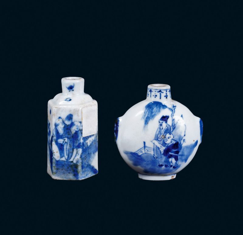 清 青花人物纹烟壶两件