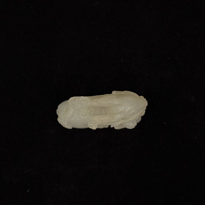 清 白玉留皮松鼠葡萄 白玉鹿衔灵芝两件 - 图7