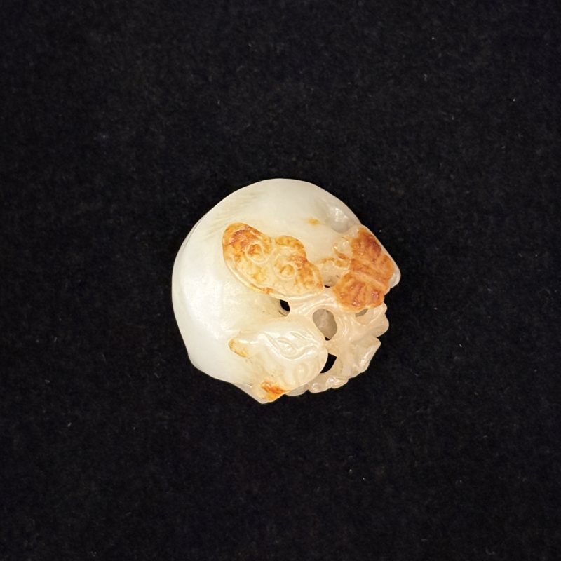 清 白玉留皮镂雕猫蝶纹挂件 - 图6