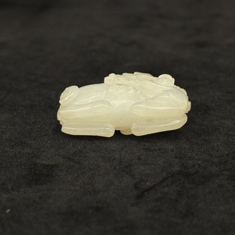 清 白玉留皮松鼠葡萄 白玉鹿衔灵芝两件 - 图8