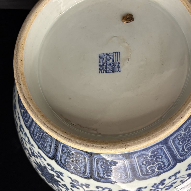 清 青花莲托八宝纹辅首尊 - 图25