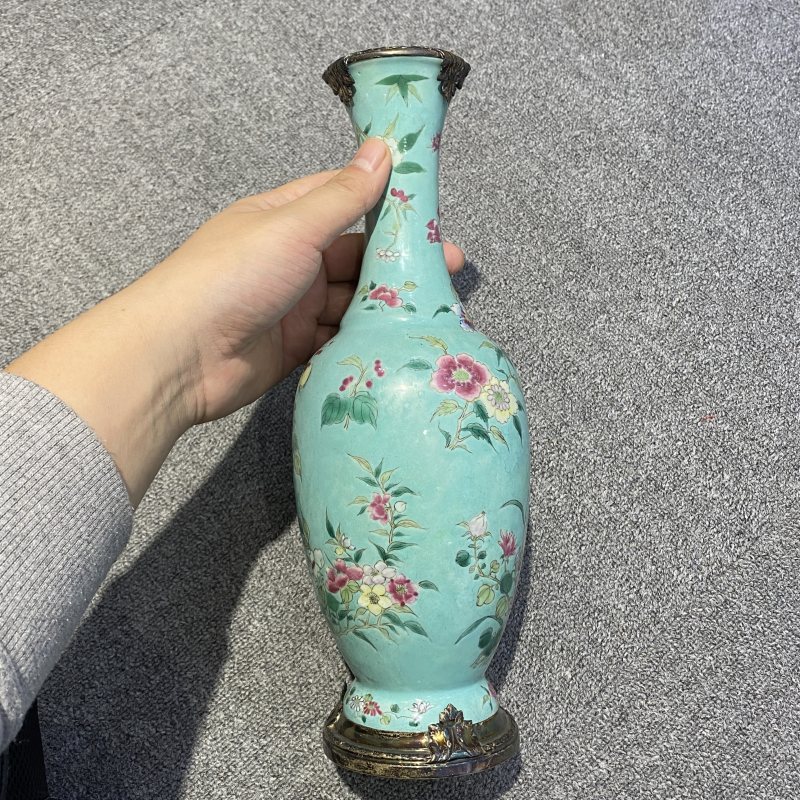 清晚期 绿地粉彩花卉纹瓶 - 图5