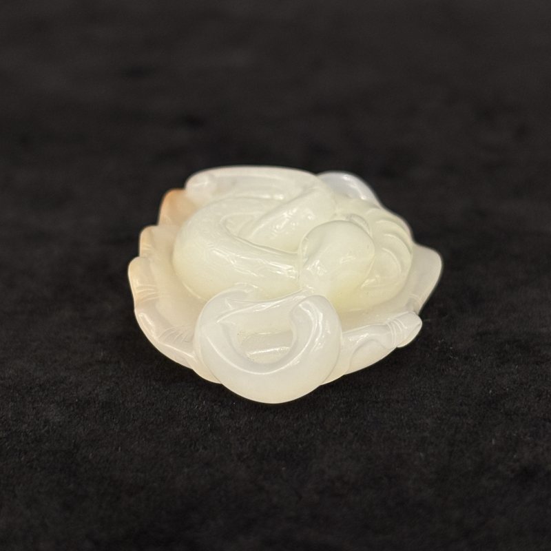 清 白玉留皮蛇纹挂件 - 图6