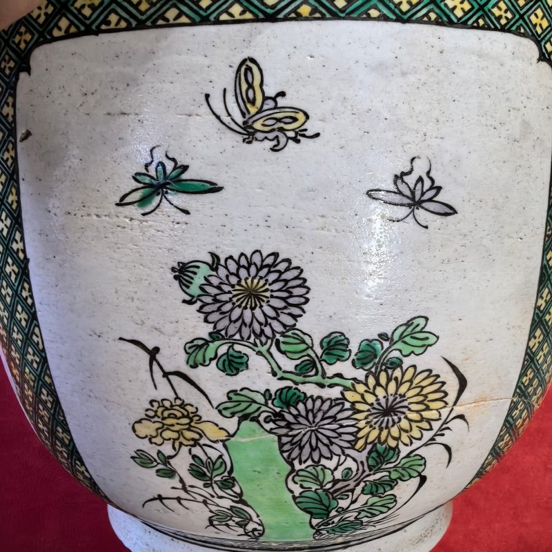 清康熙 素三彩开窗四季花卉纹缸 - 图11