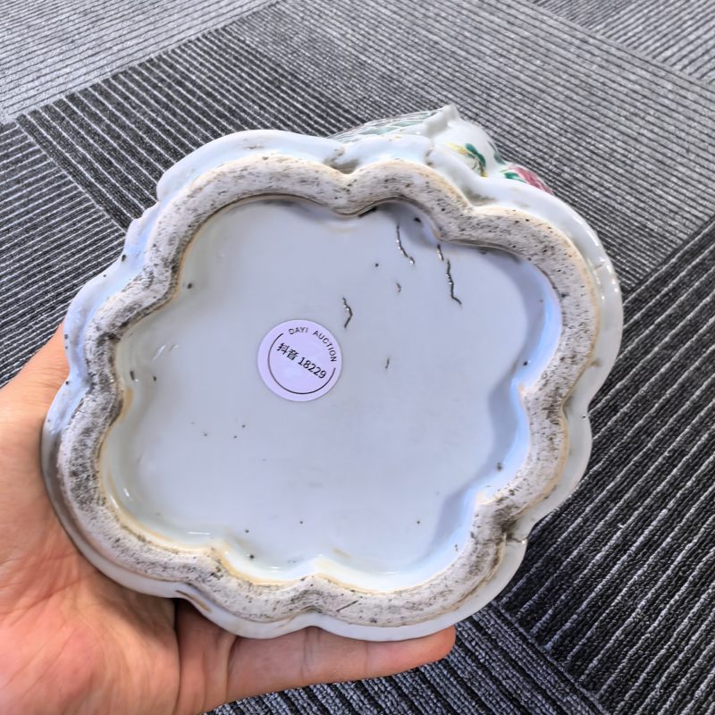 清晚期 粉彩海水龙纹海棠瓶 - 图12