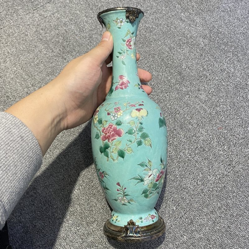 清晚期 绿地粉彩花卉纹瓶 - 图6