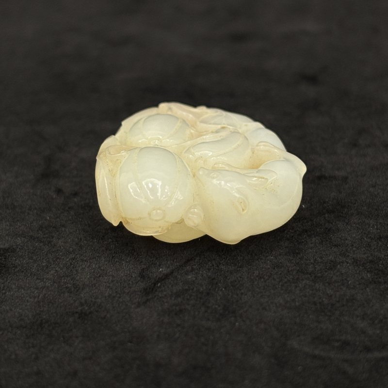 清 白玉留皮松鼠葡萄 白玉鹿衔灵芝两件 - 图11