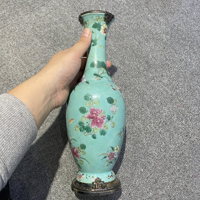 清晚期 绿地粉彩花卉纹瓶 - 图7