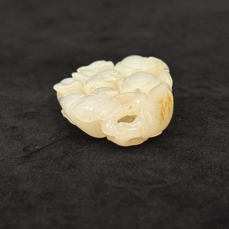 清 白玉留皮松鼠葡萄 白玉鹿衔灵芝两件 - 图13