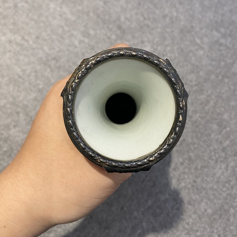 清晚期 绿地粉彩花卉纹瓶 - 图8