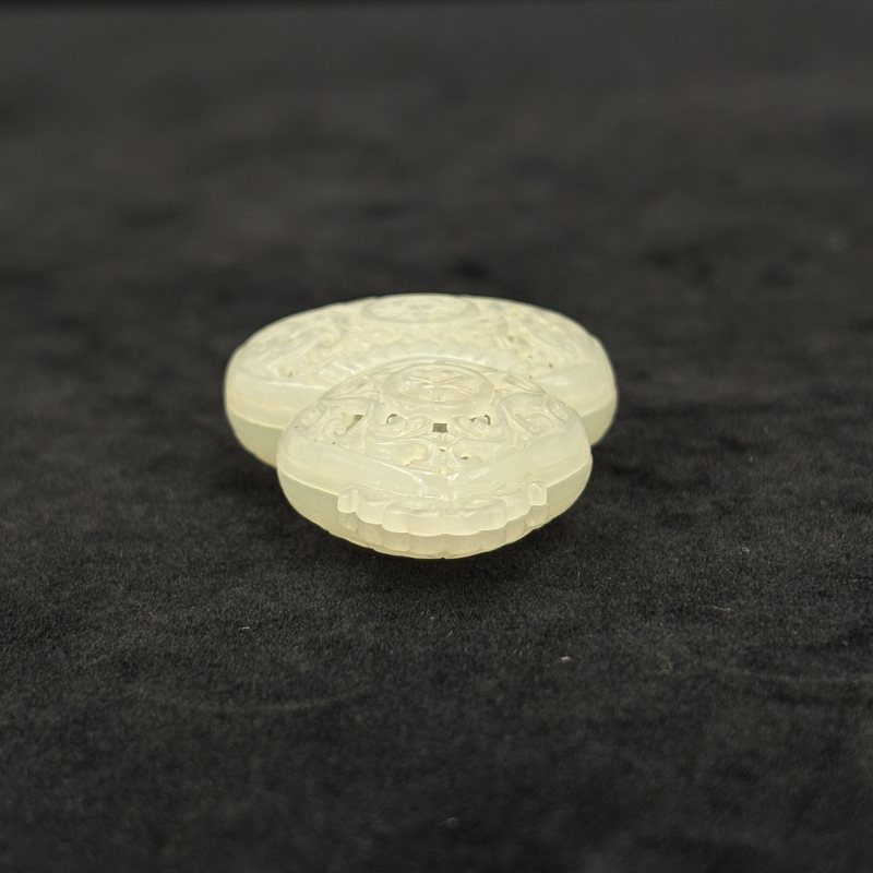 清 白玉镂雕香草龙纹葫芦形香囊 - 图6