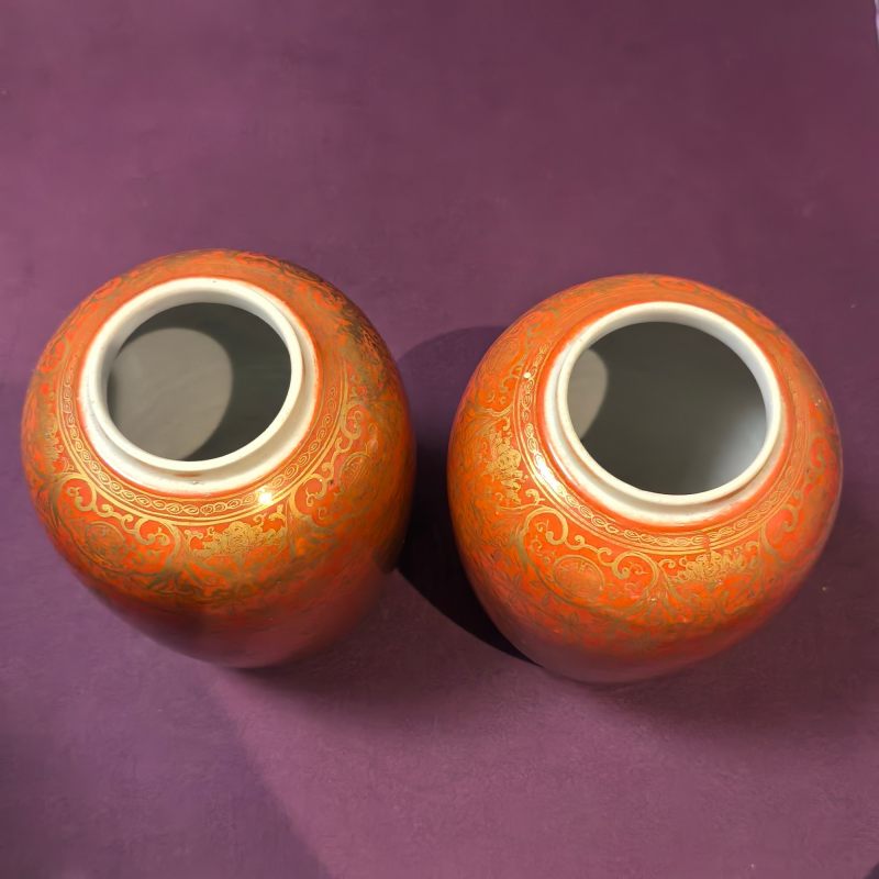 清晚期 珊瑚红地描金罐一对 - 图6