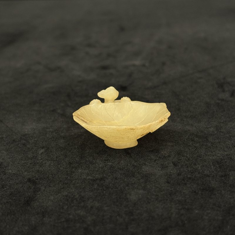 明 白玉留皮镂雕莲池鸳鸯带饰 白玉雕螭荷叶洗两件 - 图4
