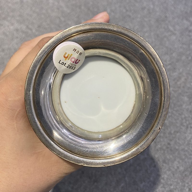 清晚期 绿地粉彩花卉纹瓶 - 图9