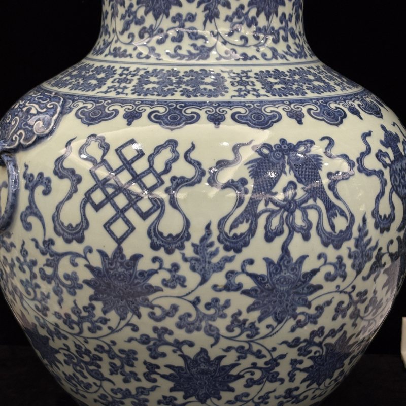 清 青花莲托八宝纹辅首尊 - 图20
