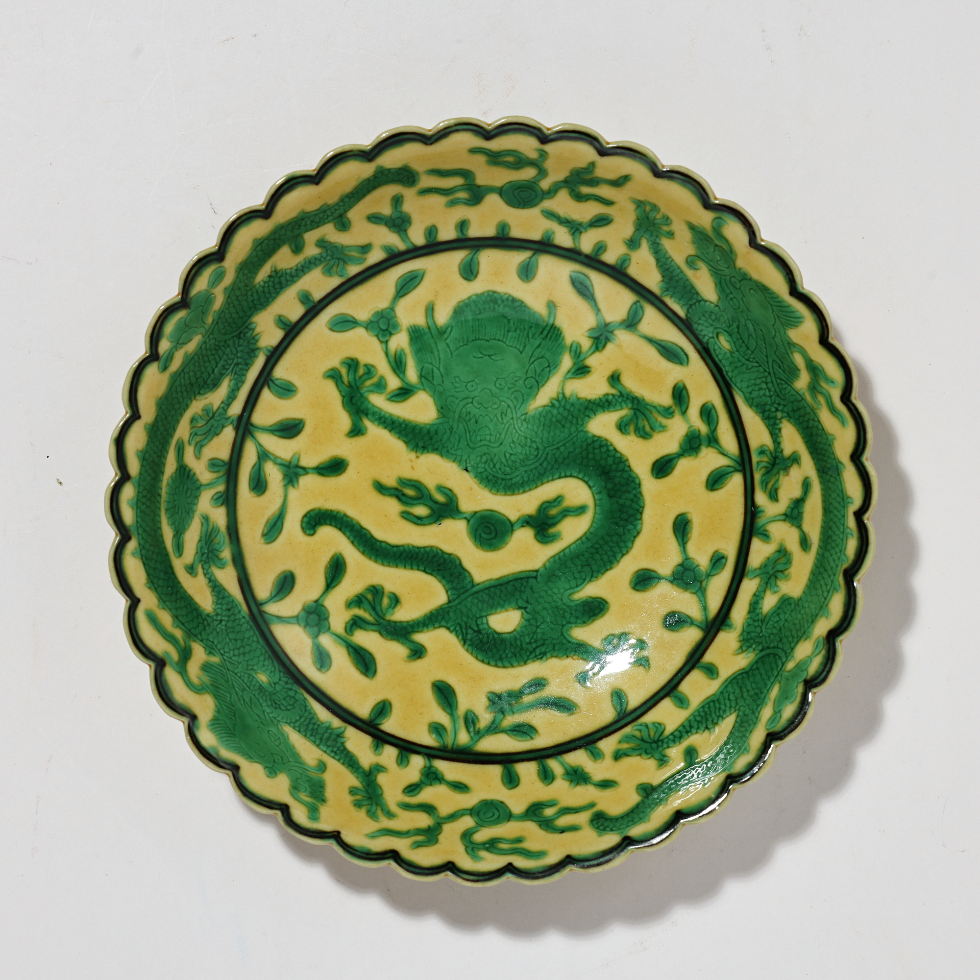 清嘉庆黄地绿彩云龙纹花口盘-多宝古瓷宝典
