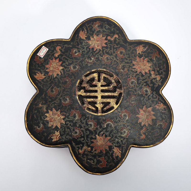 清 大漆描金缠枝莲托寿字纹葵形攒盒 - 图2