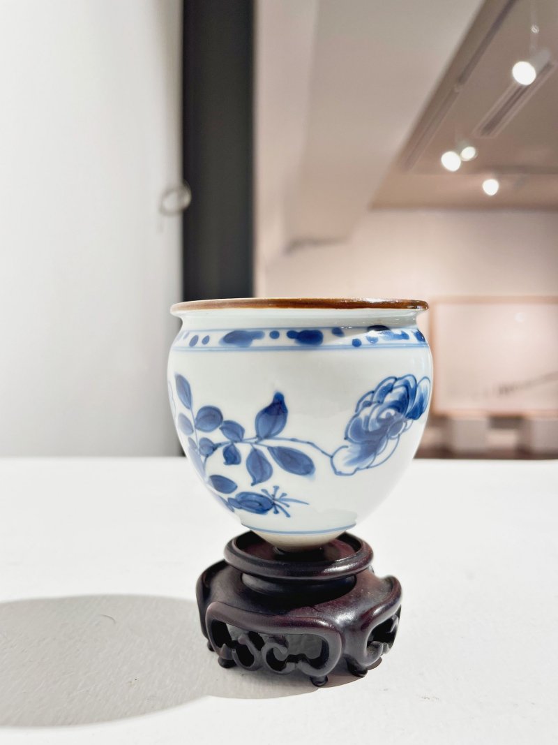 過渡時期 青花花卉紋（高足）净水碗 及座 | A BLUE AND WHITE 'FLORAL' BOWL FOR A STEM CUP - 图9
