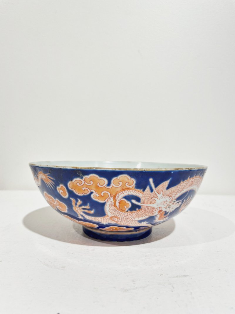 十九世紀 藍地礬紅彩龍紋碗 ⌈大清道光年製⌋礬紅篆書款 | A BLUE GROUND IRON-RED ENAMELLED 'DRAGON' BOWL - 图7