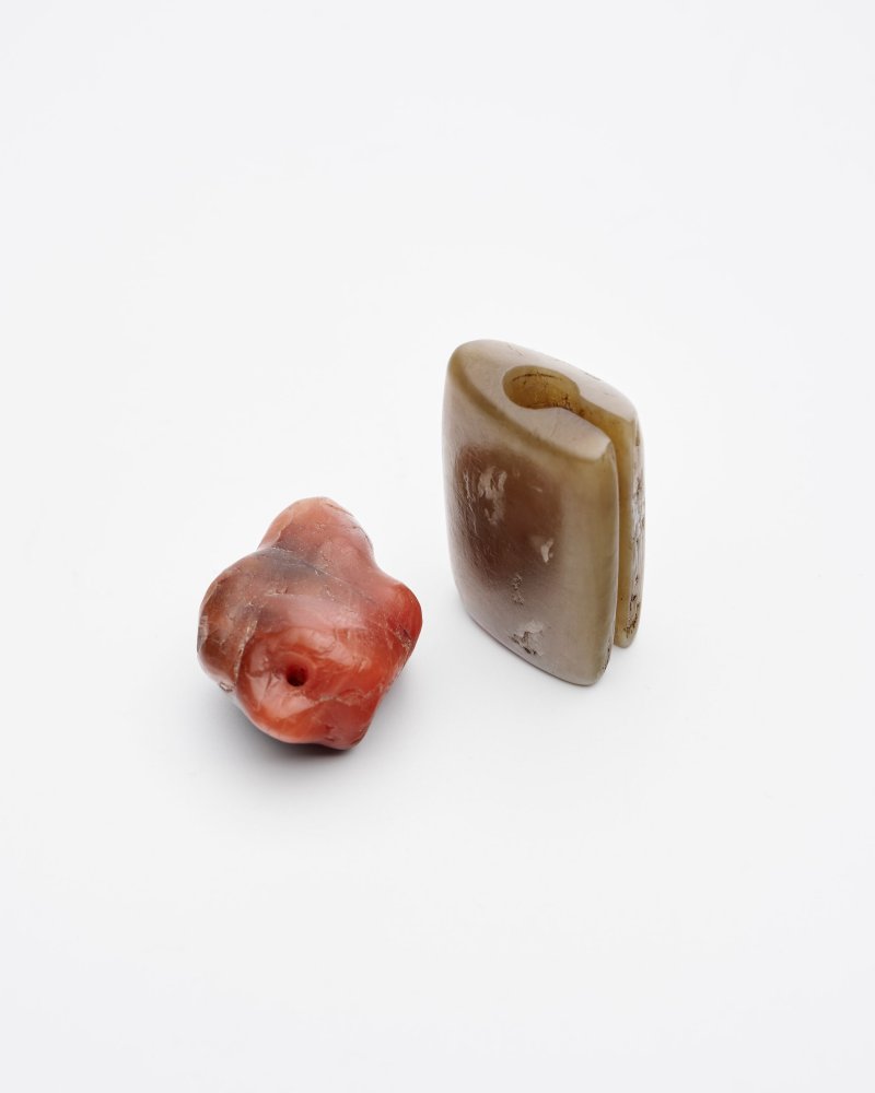 白玉帶沁、綠松石琮、瑪瑙佩及仿古玉玦一組四件 | TWO CONG, AN AGATE PENDANT, AND AN ARCHAISTIC JADE JUE - 图2