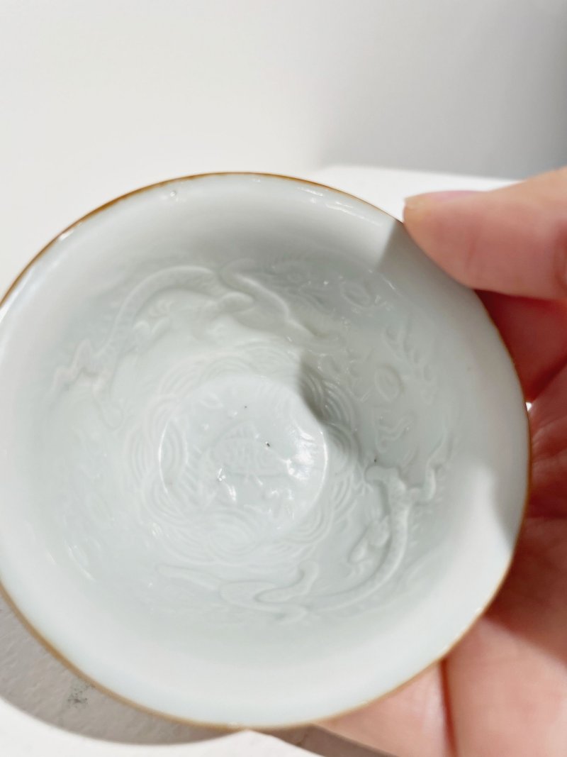 過渡時期 白釉模印鯉魚化龍紋杯 | A WHITE-GLAZED MOULDED 'DRAGON AND CARP' CUP - 图4
