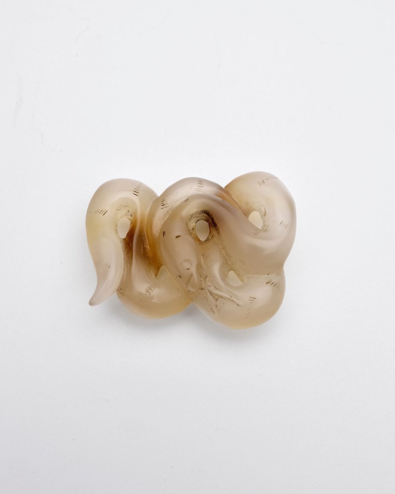 水晶鏤雕柄飾、玉髓蛇形珮及水晶兔形墜一組三件 | A ROCK CRYSTAL 'MYTHICAL BEAST' CARVING, A CHALCEDONY 'SNAKE' PENDANT AND A ROCK CRYSTAL 'RABBIT' PENDANT - 图11