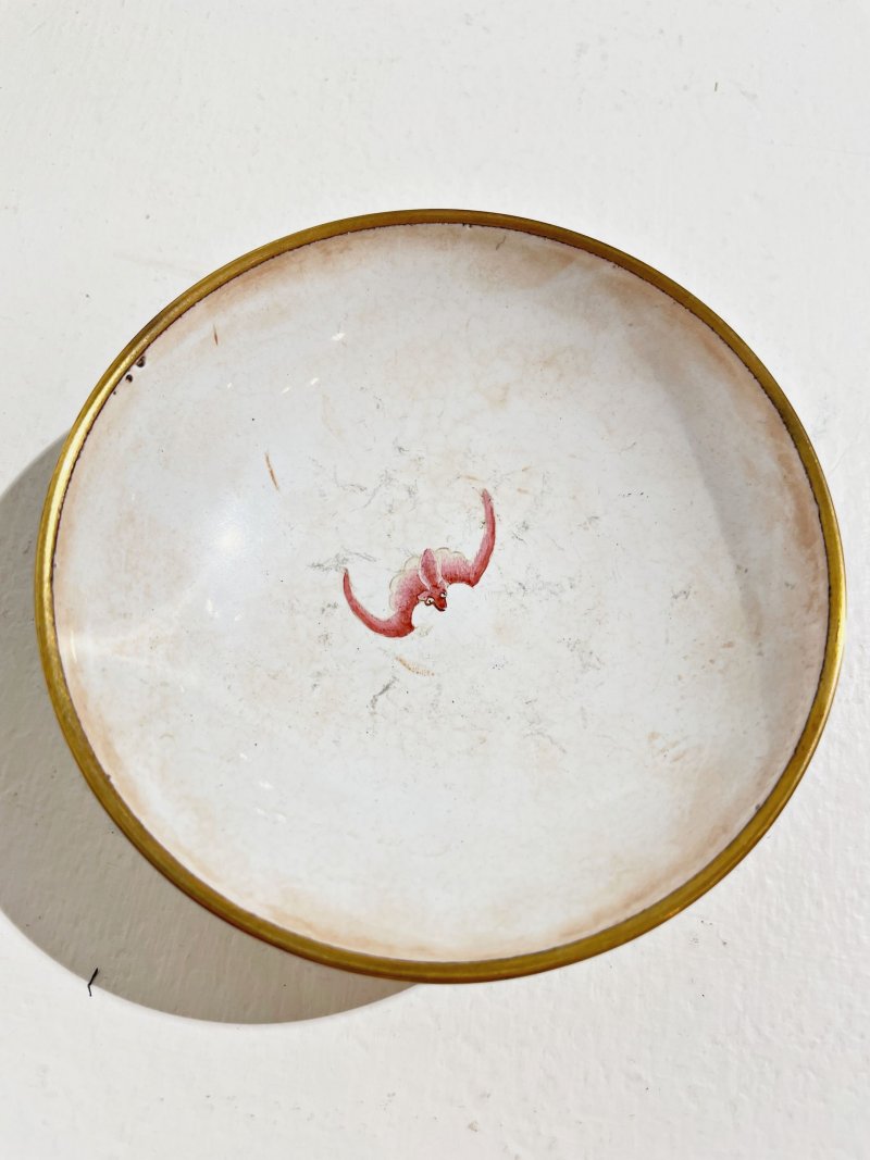 二十世紀 銅胎畫琺琅黃地梅花紋蓋碗 ⌈乾隆年製⌋底款 | A PAINTED ENAMEL 'PLUM BLOSSOM' BOWL AND COVER - 图7
