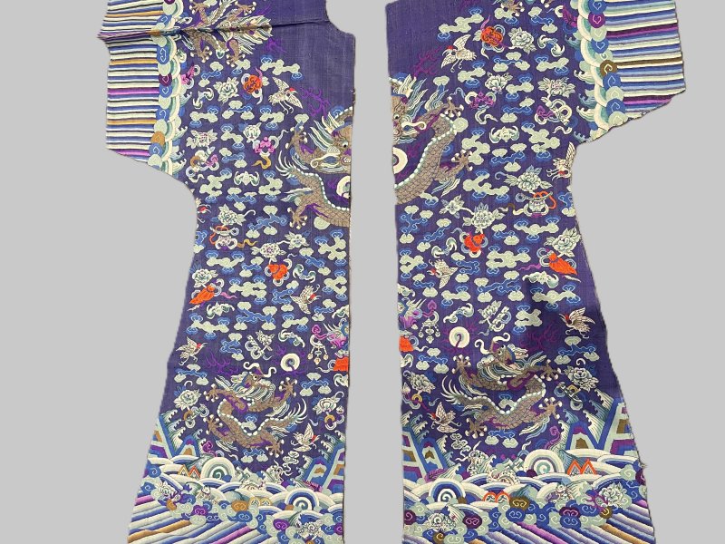 清光緒 藍地緙絲龍袍衣身、右衽殘片一組三件 | THREE FRAGMENTS OF A KESI 'DRAGON' ROBE - 图4