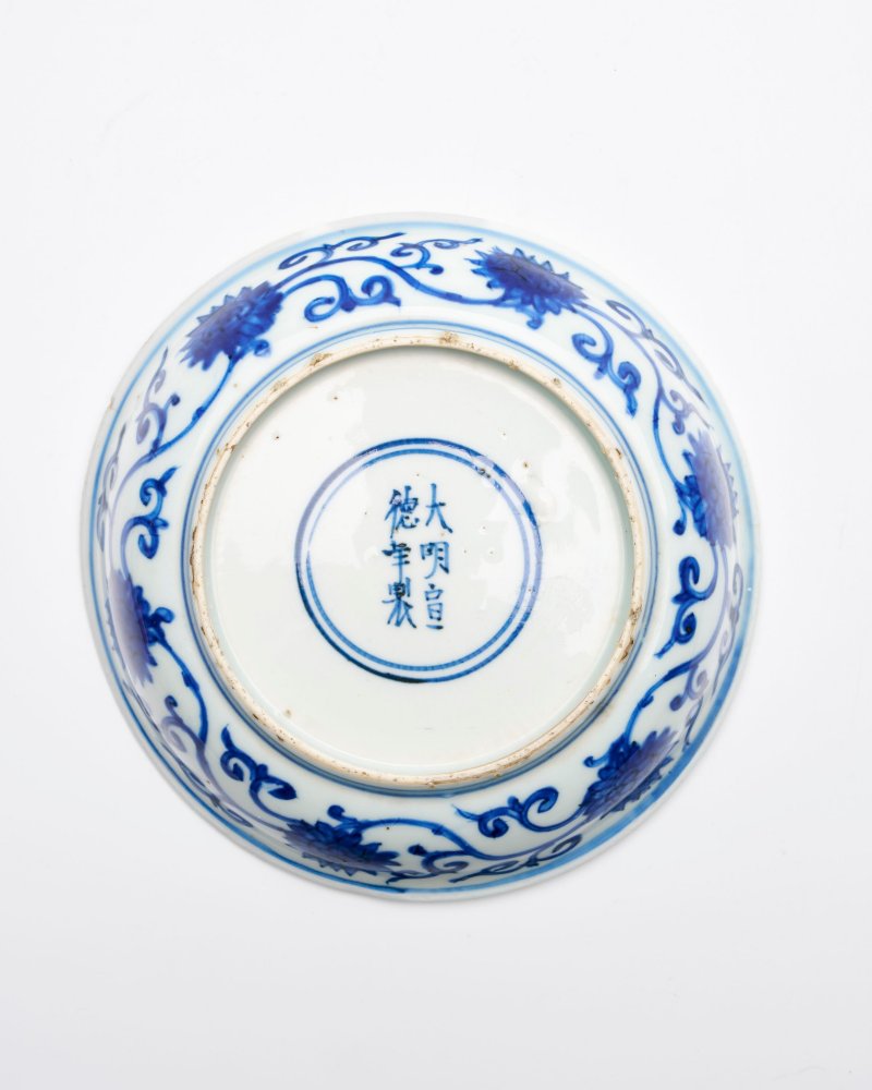 明嘉靖/萬曆 青花纏枝番蓮紋盤 ⌈大明宣德年製⌋青花楷書款 及盒 | A BLUE AND WHITE 'LOTUS' DISH - 图2