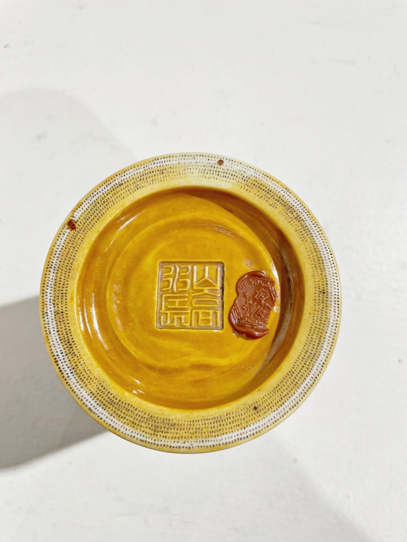 民國 黃釉素胎刻魚紋筆筒「山高水長」模印印章款 | A CARVED YELLOW-GLAZED BISCUIT 'FISH' BRUSH POT - 图2