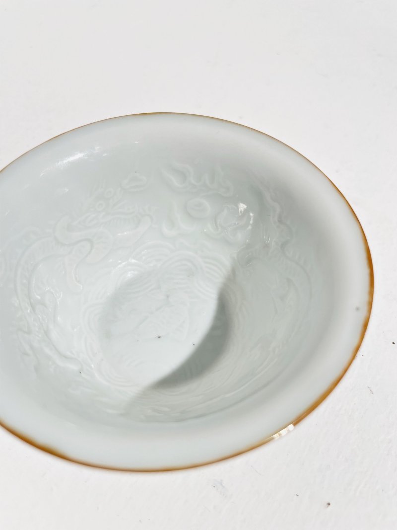 過渡時期 白釉模印鯉魚化龍紋杯 | A WHITE-GLAZED MOULDED 'DRAGON AND CARP' CUP - 图5