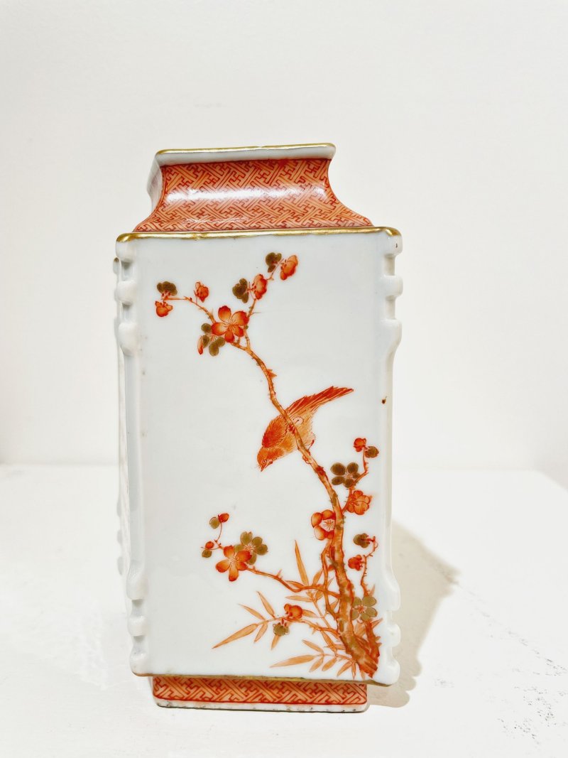 民國 礬紅花鳥紋筆筒 ⌈慎德堂製⌋礬紅楷書款 | AN IRON-RED 'BIRD AND FLOWER' BRUSH POT - 图7