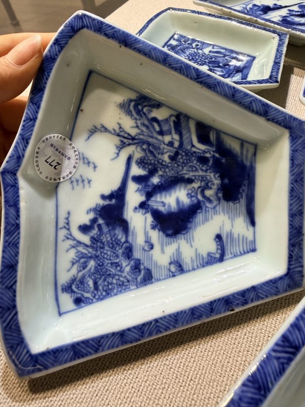 清乾隆 青花山水攒盘一套 - 图4
