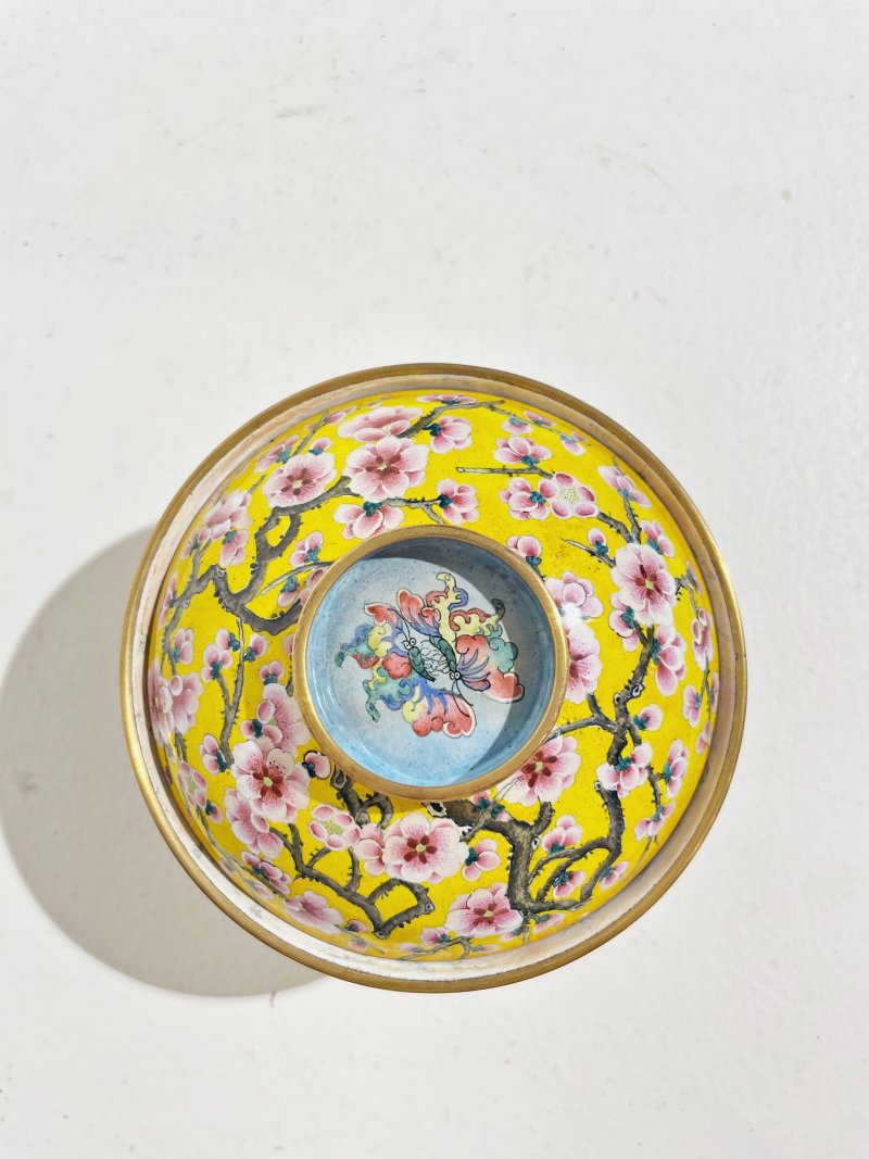 二十世紀 銅胎畫琺琅黃地梅花紋蓋碗 ⌈乾隆年製⌋底款 | A PAINTED ENAMEL 'PLUM BLOSSOM' BOWL AND COVER - 图8