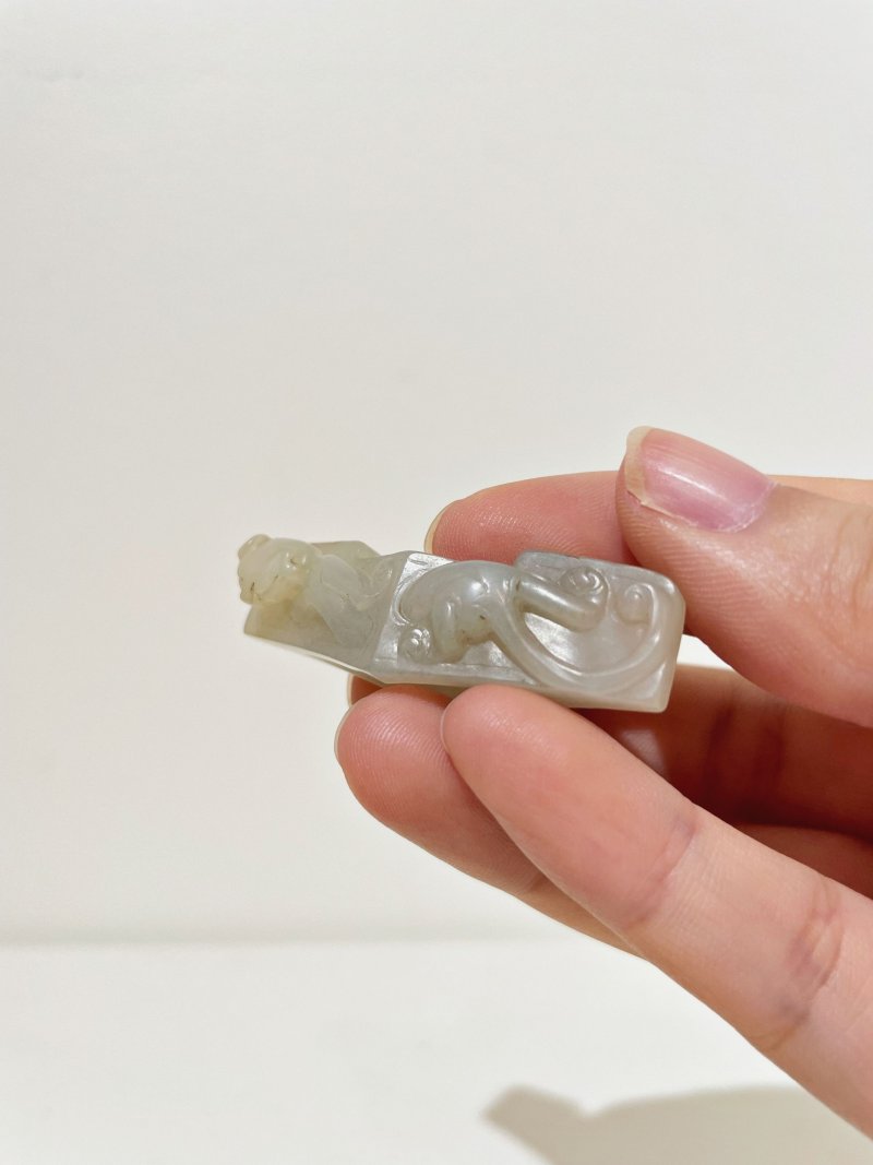漢式 青白玉螭龍紋劍鐔 | A PALE CELADON JADE 'CHI DRAGON' SWORD GUARD - 图4