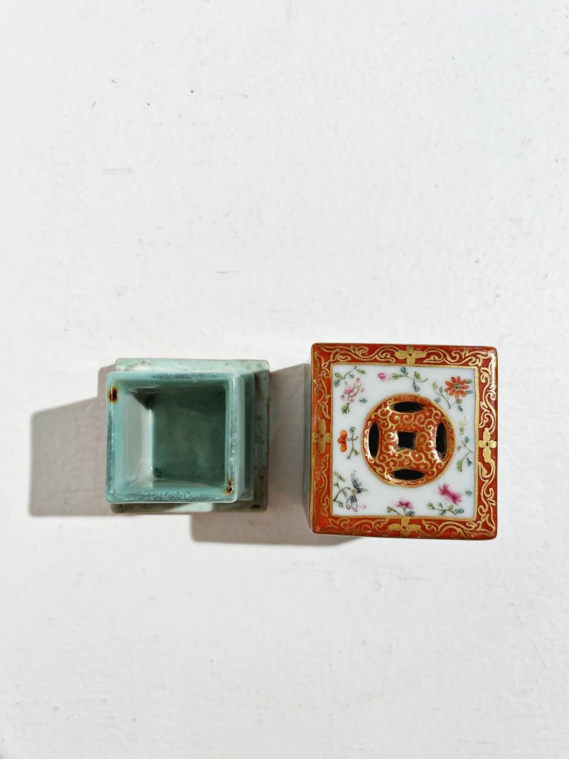 （或）民國 粉彩人物山水小方香薰 ⌈乾隆年製⌋礬紅篆書款 | A SMALL SQUARE FAMILLE ROSE 'FIGURES AND LANDSCAPE' INCENSE BURNER - 图3