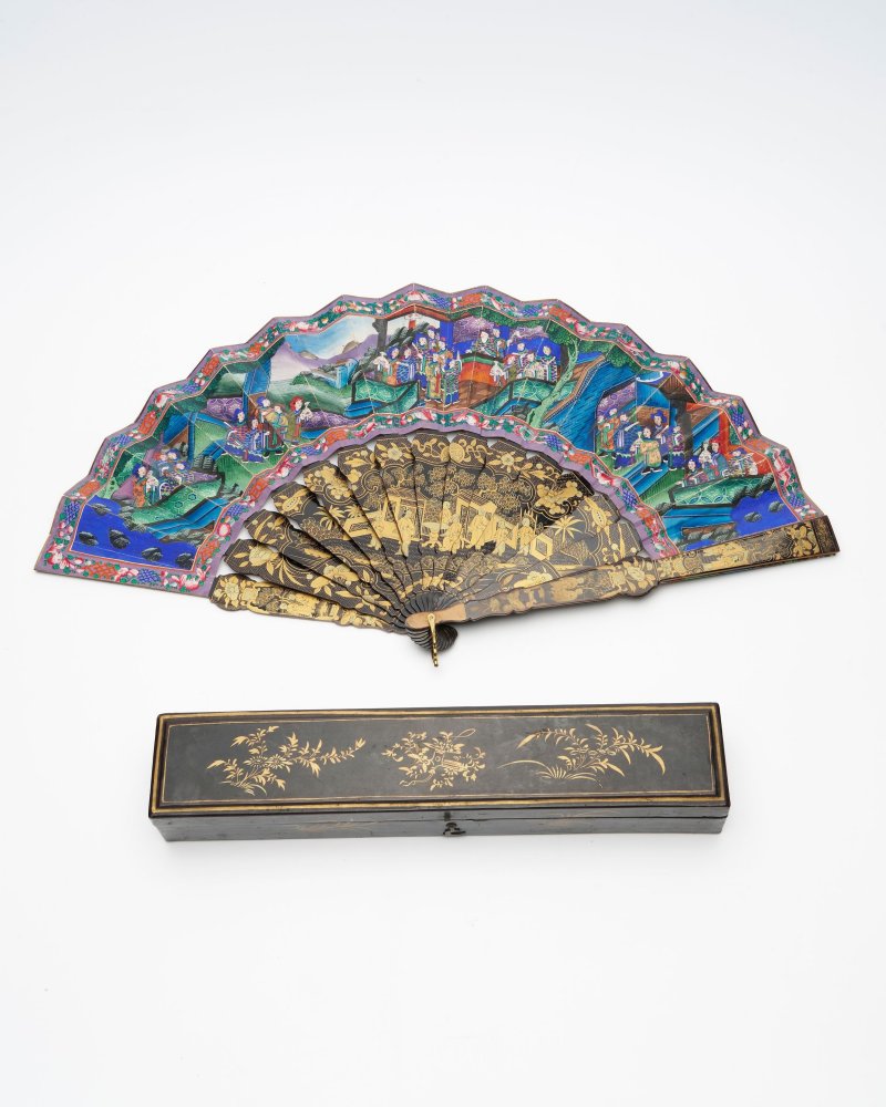 十九世紀中期 描金漆木彩繪紙本外銷扇 及描金黑漆木盒 | A PAINTED AND LACQUERED 'FIGURES' FAN - 图2