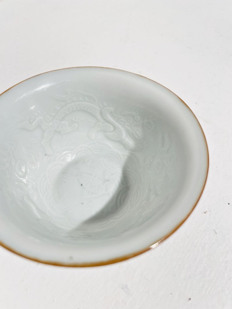 過渡時期 白釉模印鯉魚化龍紋杯 | A WHITE-GLAZED MOULDED 'DRAGON AND CARP' CUP - 图6