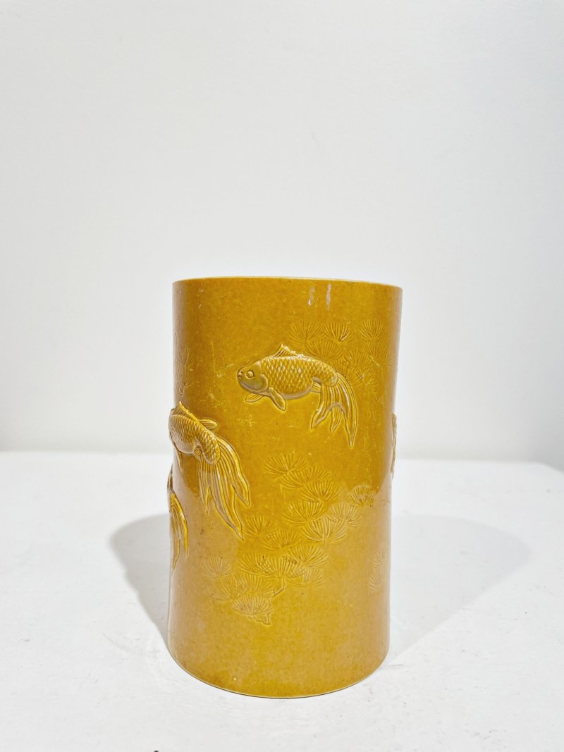 民國 黃釉素胎刻魚紋筆筒「山高水長」模印印章款 | A CARVED YELLOW-GLAZED BISCUIT 'FISH' BRUSH POT - 图3