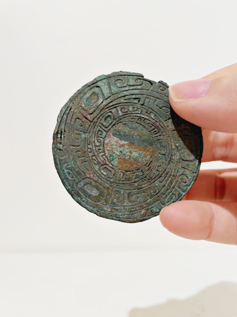 （或）漢 青銅雲雷竊曲紋節約（馬具）兩件 | TWO BRONZE CIRCULAR ACCESSORIES FOR A CARRIAGE - 图8