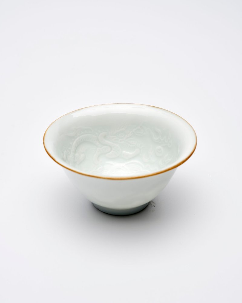 過渡時期 白釉模印鯉魚化龍紋杯 | A WHITE-GLAZED MOULDED 'DRAGON AND CARP' CUP - 图1