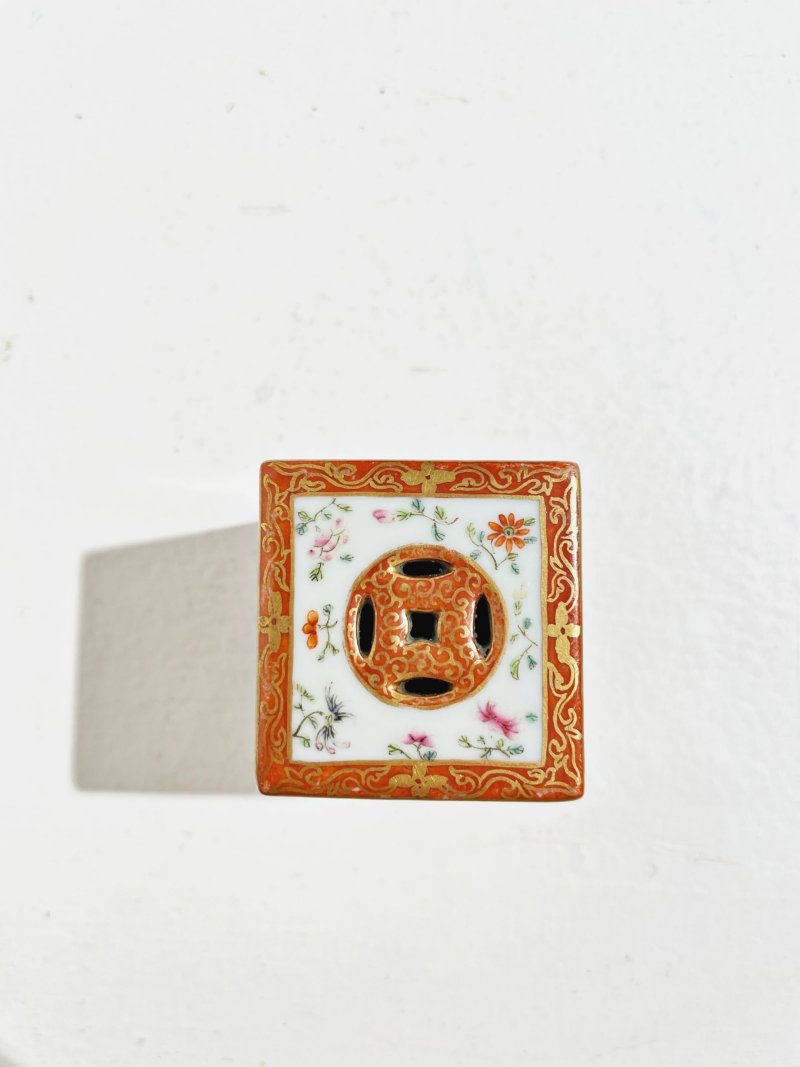 （或）民國 粉彩人物山水小方香薰 ⌈乾隆年製⌋礬紅篆書款 | A SMALL SQUARE FAMILLE ROSE 'FIGURES AND LANDSCAPE' INCENSE BURNER - 图4